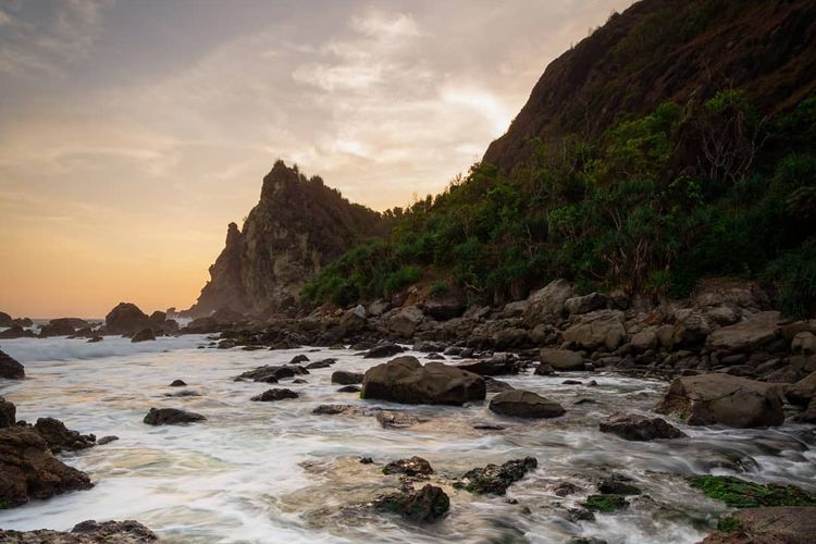 Watu Lumbung Beach A Hidden Gem in Central Jawa